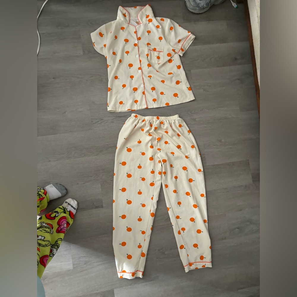 Cute matching pj outfit . It’s a size medium I believe , so comfy and so soft.